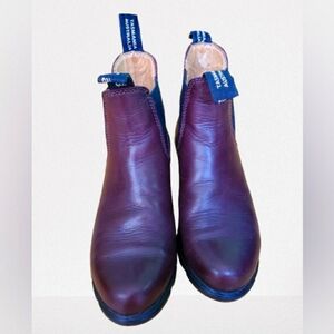Beautiful burgandy blundstones in great condition.